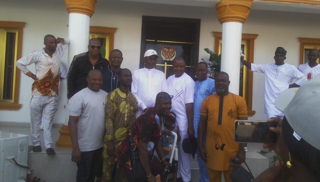 NEW HEAVEN ESTATE MANAGEMENT HONOURS ONIBA EKUN OF IBA KINGDOM WITH SPECIAL BIRTHDAY GIFT